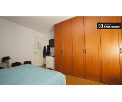 Amplia habitación en casa de 4 dormitorios en Badalona.