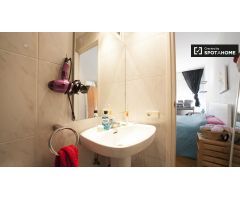Amplia habitación en casa de 4 dormitorios en Badalona.