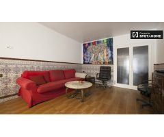 Amplia habitación en casa de 4 dormitorios en Badalona.