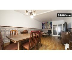 Amplia habitación en casa de 4 dormitorios en Badalona.