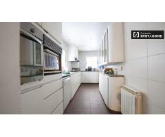 Amplia habitación en casa de 4 dormitorios en Badalona.