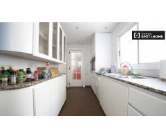 Amplia habitación en casa de 4 dormitorios en Badalona.