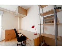 Elegante habitación en alquiler en apartamento de 3 dormitorios en Quatre Carreres