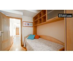 Elegante habitación en alquiler en apartamento de 3 dormitorios en Quatre Carreres
