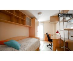 Elegante habitación en alquiler en apartamento de 3 dormitorios en Quatre Carreres