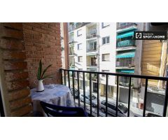 Elegante habitación en alquiler en apartamento de 3 dormitorios en Quatre Carreres