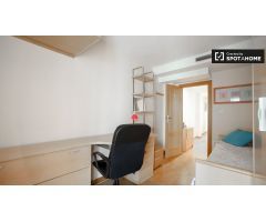 Elegante habitación en alquiler en apartamento de 3 dormitorios en Quatre Carreres