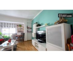 Elegante habitación en alquiler en apartamento de 3 dormitorios en Quatre Carreres
