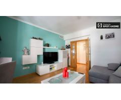 Elegante habitación en alquiler en apartamento de 3 dormitorios en Quatre Carreres
