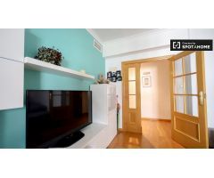Elegante habitación en alquiler en apartamento de 3 dormitorios en Quatre Carreres