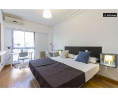 Amplia habitación en piso de 5 dormitorios en Delicias.
