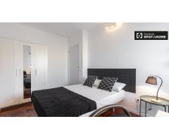 Elegante habitación en alquiler en apartamento de 9 habitaciones, Ciudad Lineal.