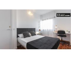 Elegante habitación en alquiler en apartamento de 9 habitaciones, Ciudad Lineal.