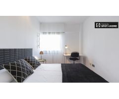 Elegante habitación en alquiler en apartamento de 9 habitaciones, Ciudad Lineal.