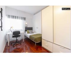 Linda habitación en alquiler en apartamento de 9 habitaciones, Ciudad Lineal.
