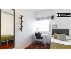 Linda habitación en alquiler en apartamento de 9 habitaciones, Ciudad Lineal.