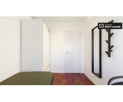 Linda habitación en alquiler en apartamento de 9 habitaciones, Ciudad Lineal.