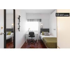 Linda habitación en alquiler en apartamento de 9 habitaciones, Ciudad Lineal.