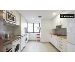 Linda habitación en alquiler en apartamento de 9 habitaciones, Ciudad Lineal.