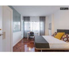 Elegante habitación en alquiler en apartamento de 9 habitaciones, Ciudad Lineal.