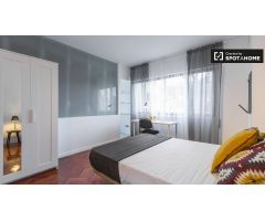 Elegante habitación en alquiler en apartamento de 9 habitaciones, Ciudad Lineal.