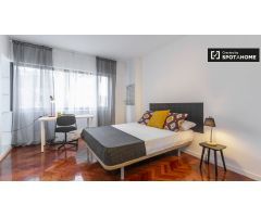 Elegante habitación en alquiler en apartamento de 9 habitaciones, Ciudad Lineal.