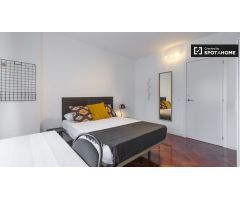 Elegante habitación en alquiler en apartamento de 9 habitaciones, Ciudad Lineal.