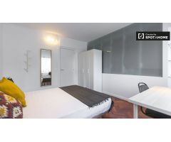 Elegante habitación en alquiler en apartamento de 9 habitaciones, Ciudad Lineal.