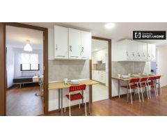 Elegante habitación en alquiler en apartamento de 9 habitaciones, Ciudad Lineal.