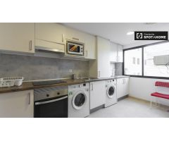 Elegante habitación en alquiler en apartamento de 9 habitaciones, Ciudad Lineal.