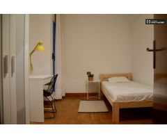 Cómoda habitación en alquiler en apartamento de 3 dormitorios en Sarrià-Sant Gervasi