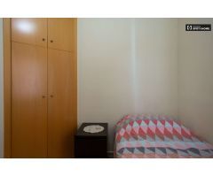 Acogedora habitación en alquiler en un apartamento de 4 dormitorios en Gràcia
