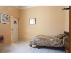 Amplia habitación en apartamento de 2 dormitorios en Malasaña.