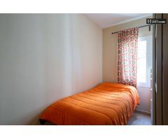 Bonita habitación en alquiler en apartamento de 4 dormitorios en Gràcia.