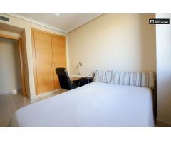 Habitación ordenada en alquiler en apartamento de 3 dormitorios en Quatre Carreres