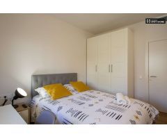 Se alquila habitación moderna en apartamento de 5 dormitorios en La Dreta.