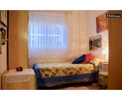 Habitación dinámica en alquiler en apartamento de 3 dormitorios en Sant Andreu