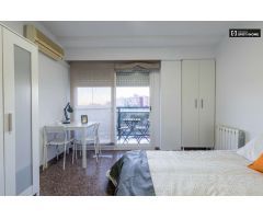 Amplia habitación en apartamento de 4 dormitorios en Quatre Carreres.