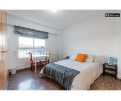 Amplia habitación en apartamento de 4 dormitorios en Quatre Carreres.