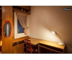 Acogedora habitación en alquiler en apartamento de 3 dormitorios en Sants