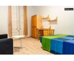 Amplia habitación en alquiler en apartamento de 3 dormitorios en El Raval.