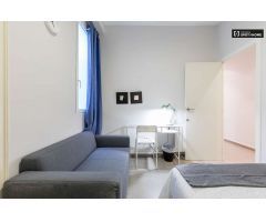 Cómoda habitación en alquiler en el apartamento de 5 dormitorios en LEixample