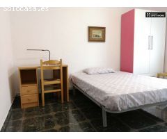 Amplia habitación en apartamento de 3 dormitorios en Cerdanyola del Vallès.