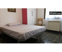 Amplia habitación en apartamento de 3 dormitorios en Cerdanyola del Vallès.
