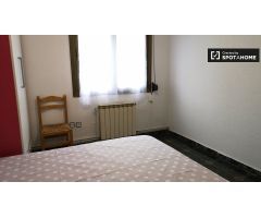 Amplia habitación en apartamento de 3 dormitorios en Cerdanyola del Vallès.