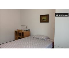 Amplia habitación en apartamento de 3 dormitorios en Cerdanyola del Vallès.