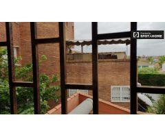 Amplia habitación en apartamento de 3 dormitorios en Cerdanyola del Vallès.