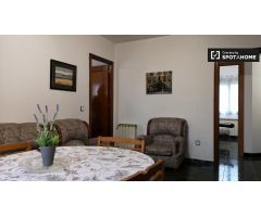 Amplia habitación en apartamento de 3 dormitorios en Cerdanyola del Vallès.