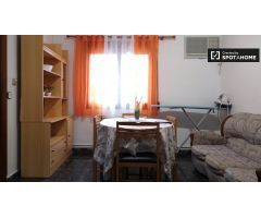 Amplia habitación en apartamento de 3 dormitorios en Cerdanyola del Vallès.