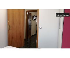 Acogedora habitación en apartamento de 3 dormitorios en Cerdanyola del Vallès.